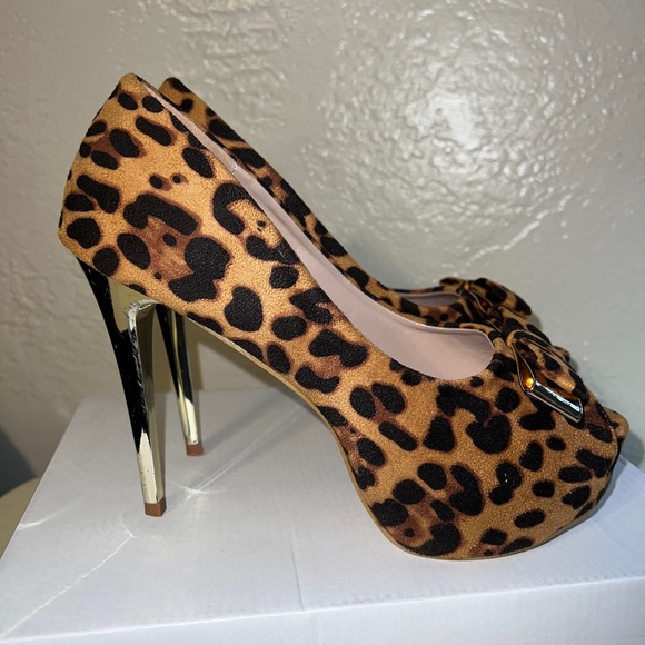 Leopard peep toe heels 🐆 - Picture 2 of 14